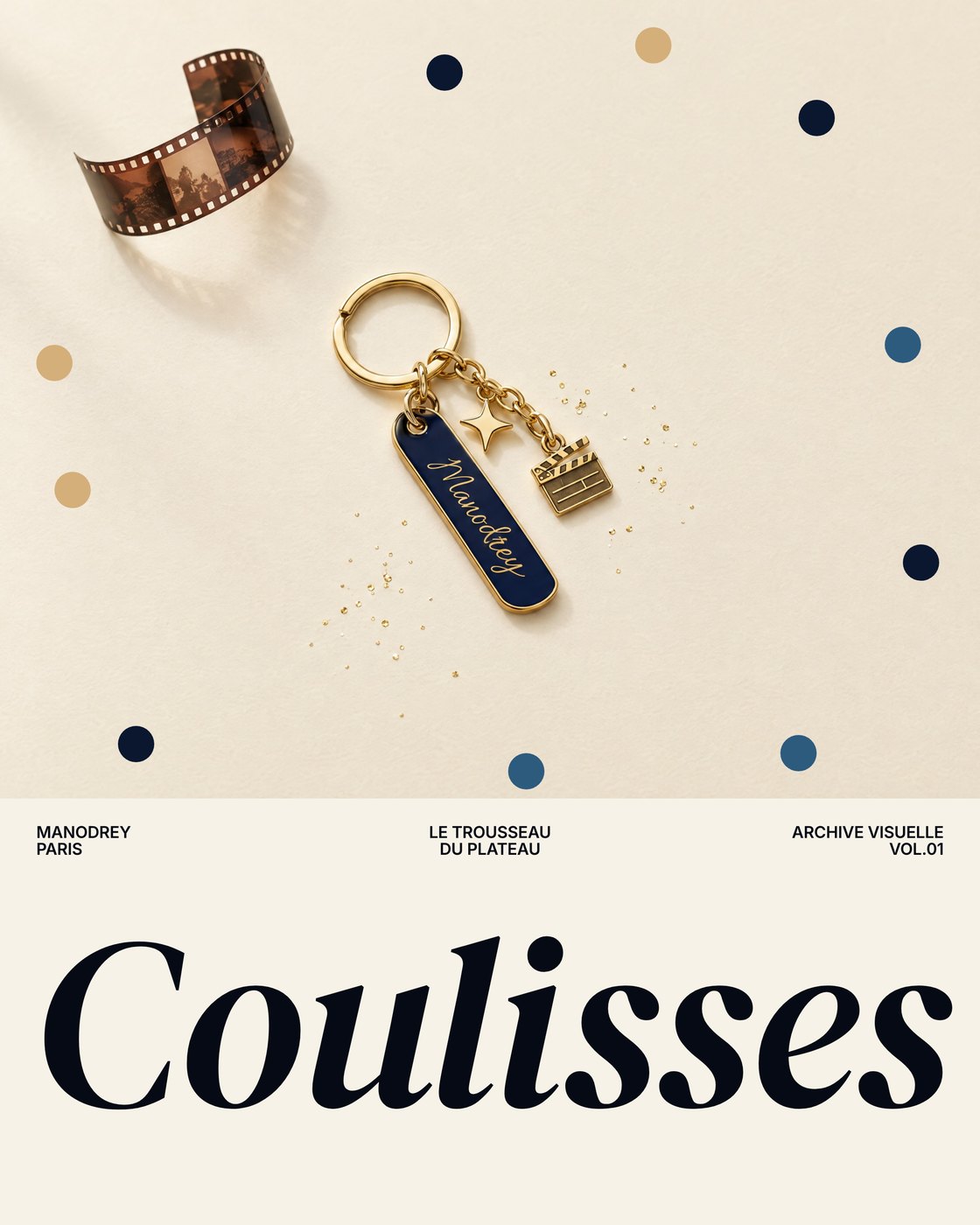 Affiche Coulisses : le trousseau du plateau, porte-clés bleu marine et doré sur papier crème
